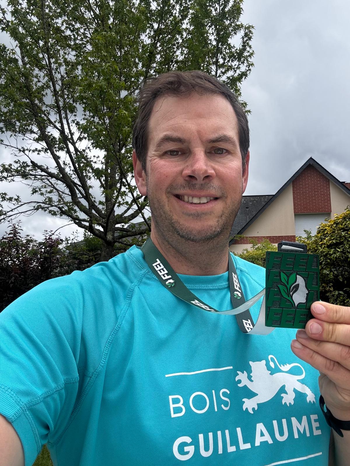 Romain avec sa médaille FEEL après sa course